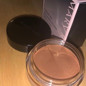 APRICOT TWIST • CREAM EYE COLOR